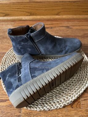 $140 Comfortiva Boots Womens 8 1/2 
Hartwick Blue Suede
